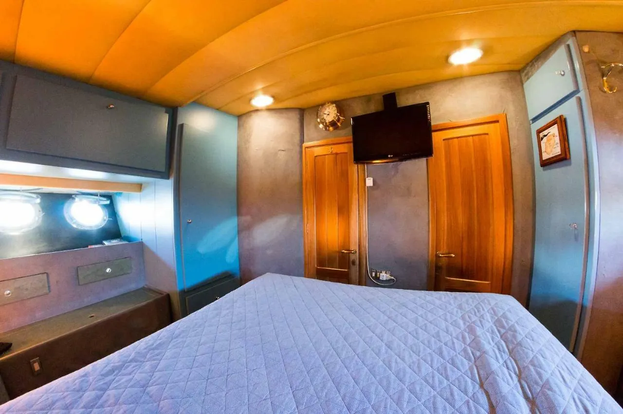 Hotel Minicrociereinbarca Palermo 0*,  Italia